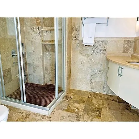 Sleeps 8 Pool Air Con Wifi *
